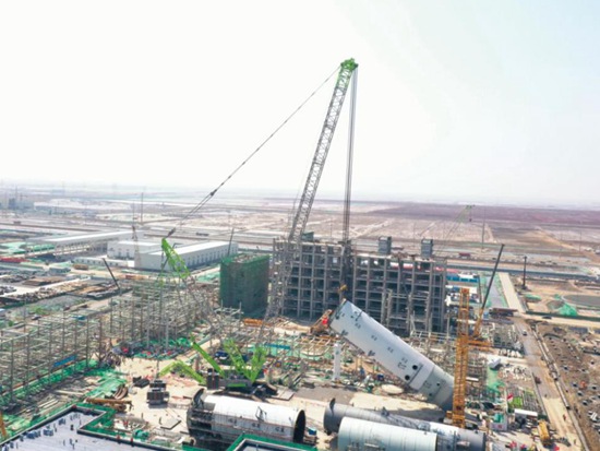 首战告捷！中联重科超大吨位履带吊ZCC32000助建“超级石化工程”