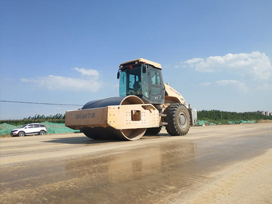 山推推土机助力济宁新机场道路建设