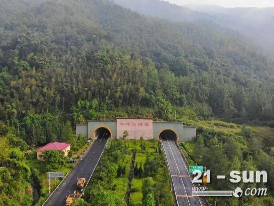 沃尔沃P6820DL摊铺机闪耀大广高速九岭山隧道