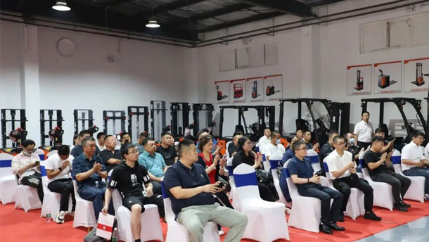 諾力2021新品直播電商培訓會收官站在天津諾力圓滿...