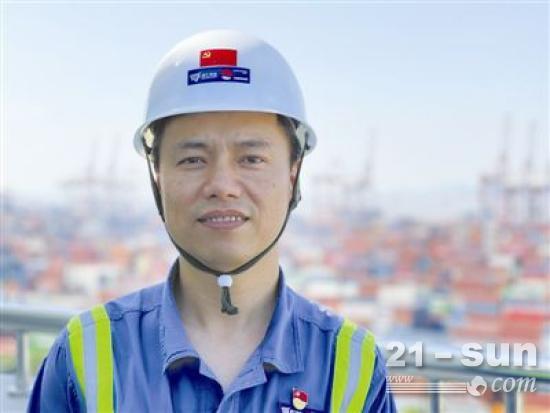 从肩挑背扛到 “机器人”龙门吊 父子两代人见证宁波港口巨变