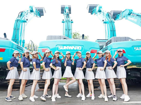 快圍觀！山河智能“挖機(jī)寶貝”表演隊(duì)來了