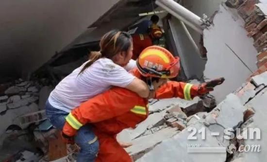 致敬吊装人：汝城25小时，俩80吨吊车开道，挽救7人性命
