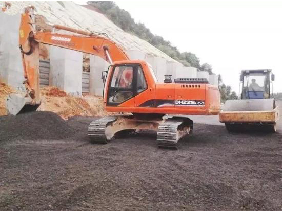 老司机支招：如何用挖掘机铺道路水稳层？