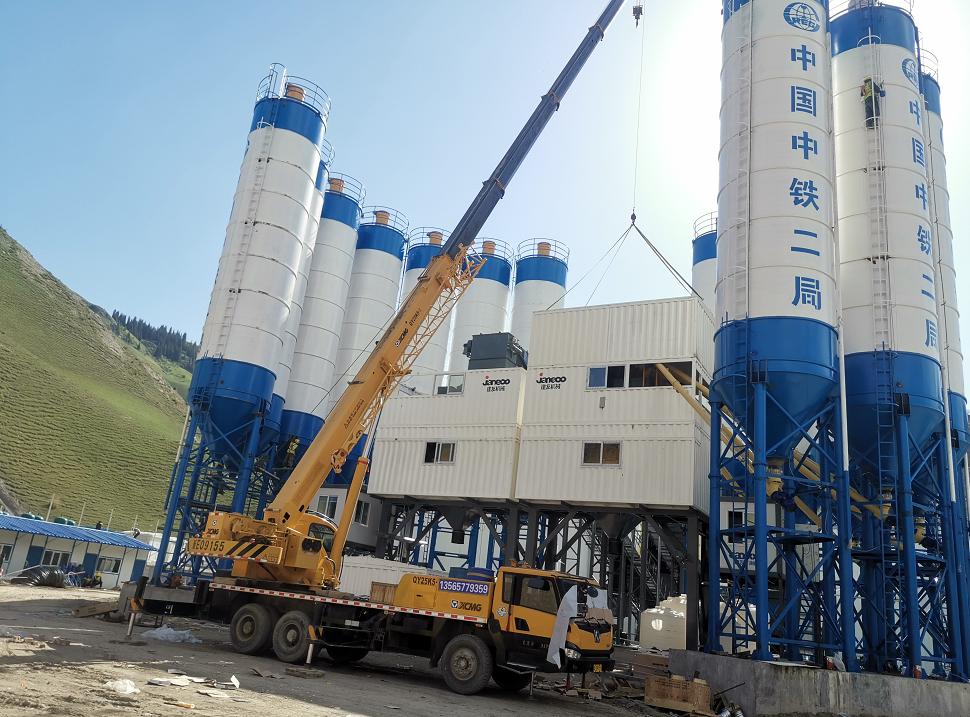 山推建友万里赴天山 服务无止境