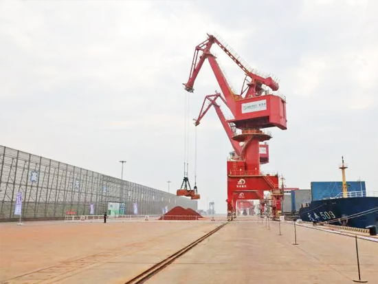 山东港口自主研发的全球首台自动化门机正式投产