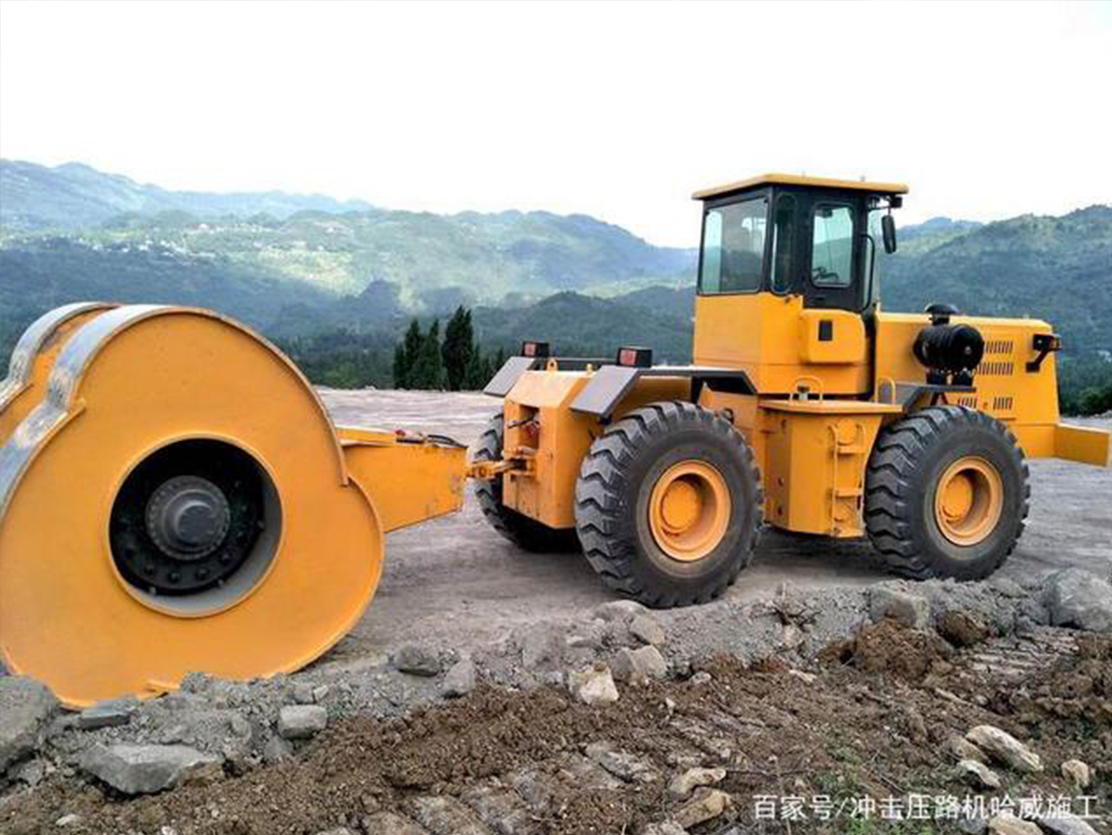 冲击压路机牵引车安全操作规程