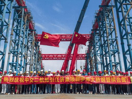 【施工应用】三一起重机精准吊装！罗埠大桥成功合龙！