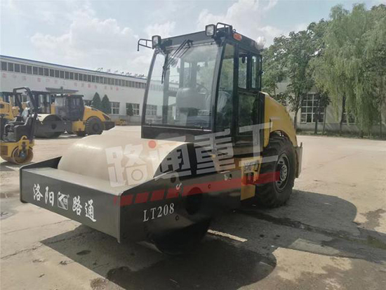 夏凉冬暖|路通8吨单钢轮振动压路机