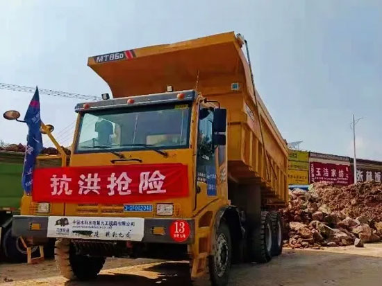 患難“豫”共 同舟共濟(jì) │ 臨工重機(jī)礦用車(chē)助力河南衛(wèi)河決堤口成功封堵