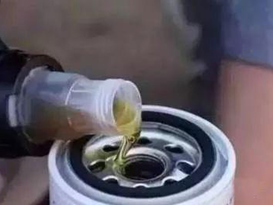 换燃油滤芯的正确做法。