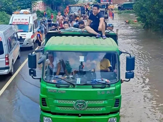 平凡的英雄！新乡遭遇暴雨时，凌宇卡车人第一时间冲到救援前线