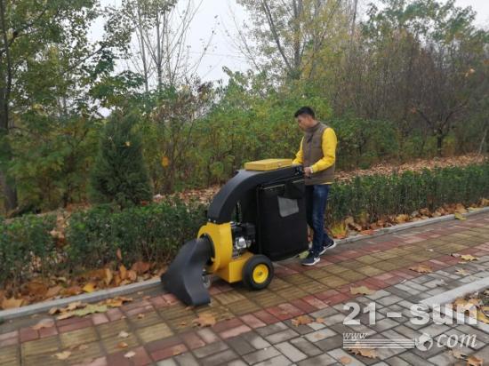 吸树叶机和小型高压冲洗车配合作业，让落叶清扫变得轻松