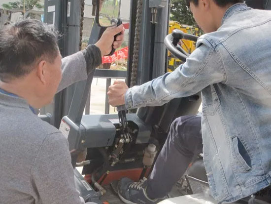 叉车装卸技巧，新手必看 ！