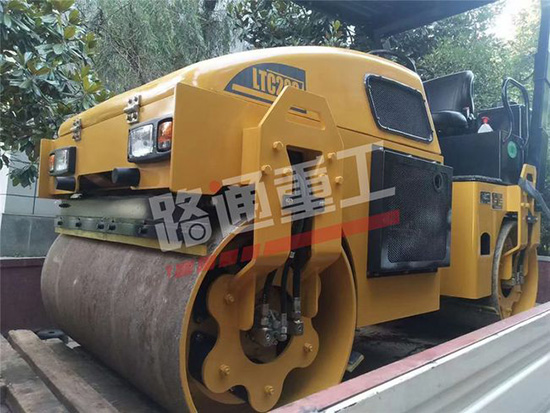 整车质量足 | 3吨小型全液压双钢轮振动压路机