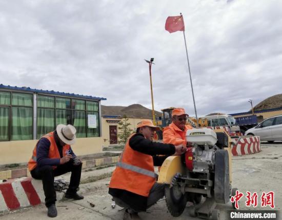 西藏<em>养路工人</em>：与自然抗争 用爱浇筑“生命线”