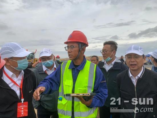 徐工无人化技术助力S21阿乌首条沙漠高速公路建设