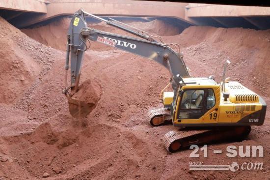船舱内挖掘机作业无人化 山东港口烟台港40万吨码头频出“黑科技”