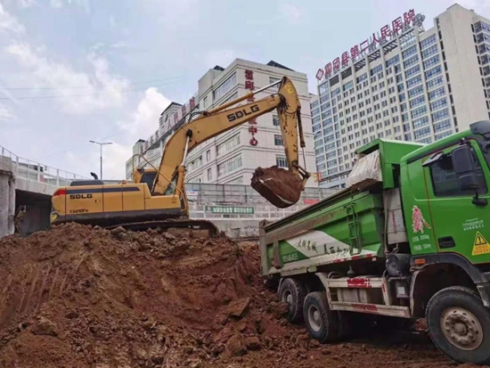 【临距离】油耗低、操控好、效率高，临工E6210Fs助力千禧年老板快速致富