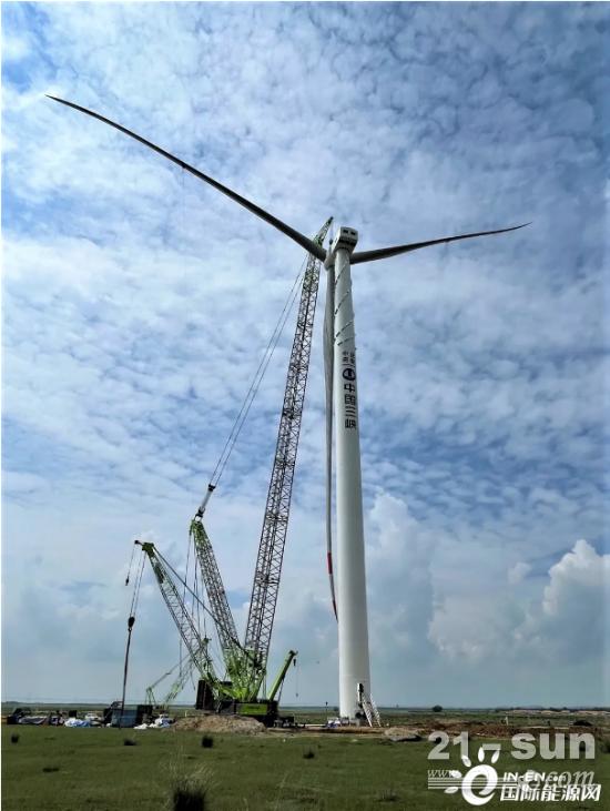 三峡能源河北康保100MW平价风电示范项目首台风机吊装成功