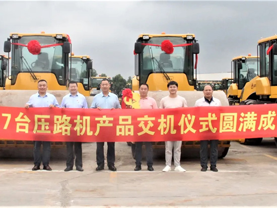 山东临工17台压路机交付某央企