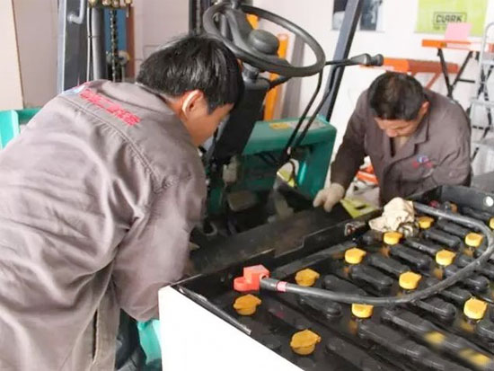 叉车维修师傅告诉你真相！为啥叉车一个单体坏了，通常要换整组电瓶？