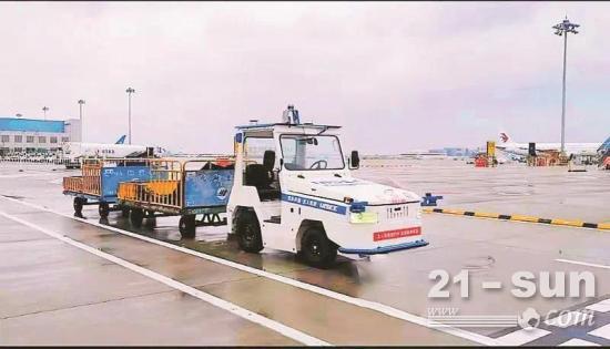 华东片区内首个无人驾驶物流牵引车在厦门机场“上岗”
