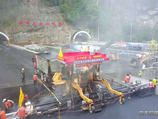 【大秦战车 穿越大秦岭】宝汉高速一字坡无纵缝全断面抗离析摊铺