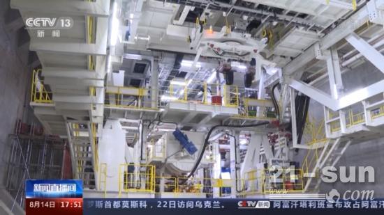 我国完全自主研发的超大直径盾构机“运河号”投入使用