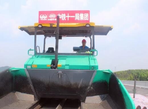点赞台 | 一名摊铺机长的路面情怀