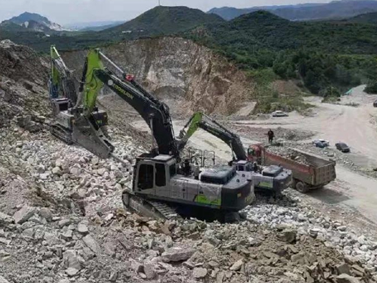 施工案例 | 带锤带斗，550专啃矿山硬骨头！