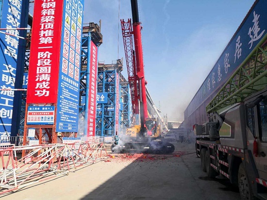 三一起重机SCC400TB在内蒙古呼和浩特市参与三环高架桥，桥梁顶推项目