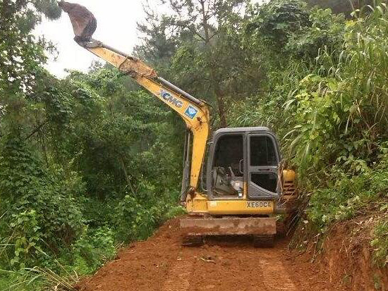 挖掘机如何修带坡度的道路？