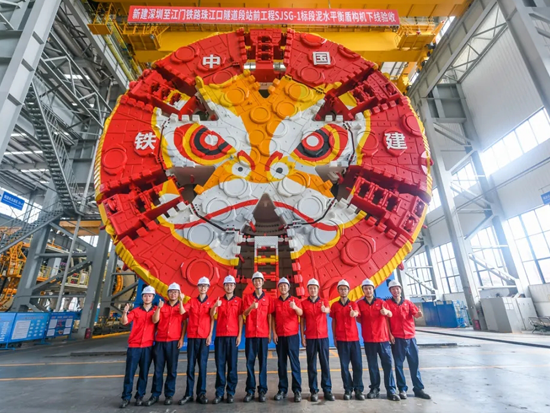 挑战超高水压，我国最深海底隧道盾构机“深江1号”荣耀下线！