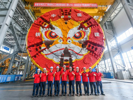 我国自主研发海底隧道盾构机在长沙经开区铁建重工下线