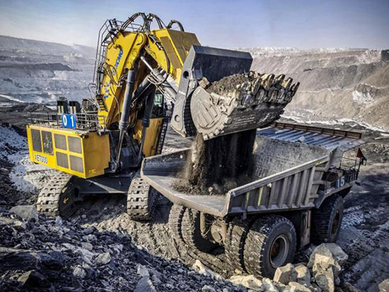 中企顺利完成俄罗斯AGCC项目首台大型设备吊装