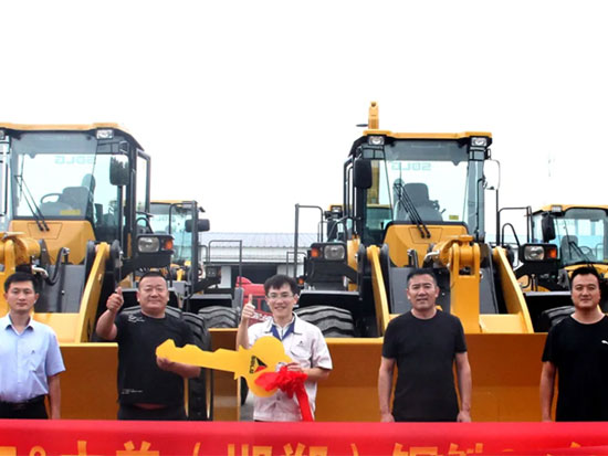山東臨工一次性交付河北某鋼鐵集團數十臺裝載機