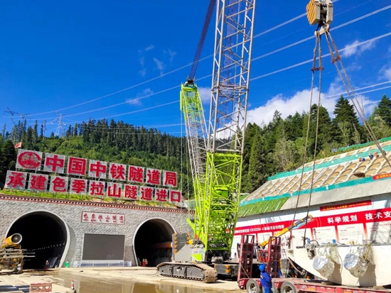 出征川藏史诗工程：中联重科ZCC5200S履带起重机建设雪域高原