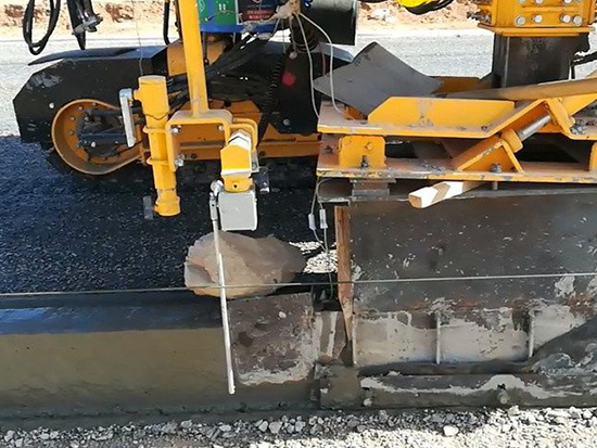 混凝土路缘石滑模机和路沿石滑模成型机滑模工艺