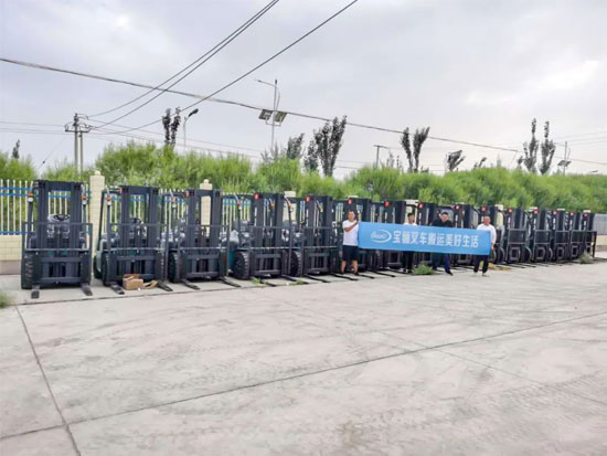 凯傲宝骊内燃叉车批量交付中铁11局某公司