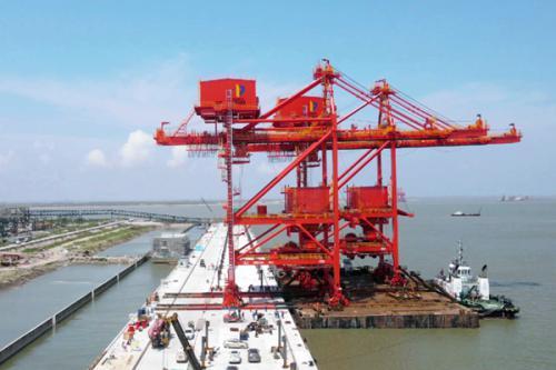 <em>南通港</em>中天海港码头港机上岸落轨