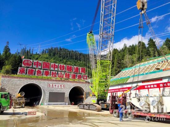 中联重科ZCC5200S履带起重机建设雪域高原