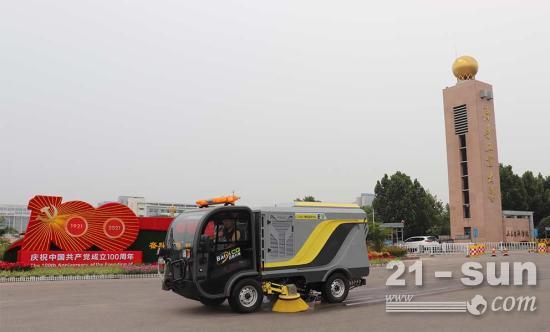 小型电动洗扫车实现道路清扫无扬尘