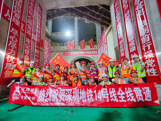 盾构机破壁而出，50公里最长地铁线贯通！