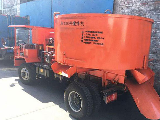 简易式混凝土搅拌车自拌料车，咱们工人有力量