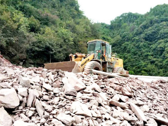 山推装载机助力生态湖建设