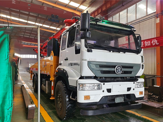 关闭卸料门，泵送清水清洗泵车