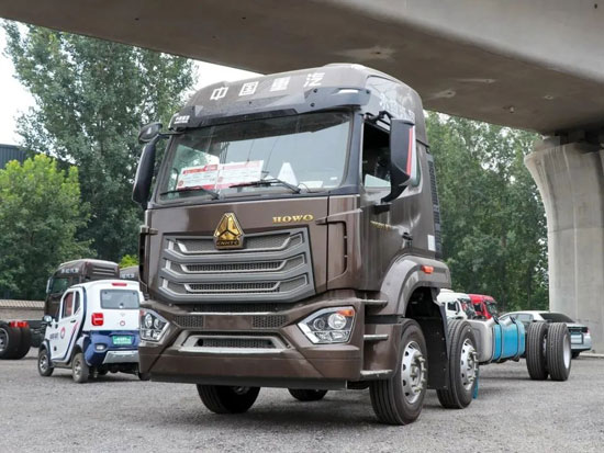 290马力配9米6大货厢，实拍重汽N5G 6x2载货车