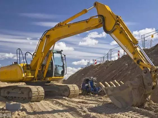 卡特挖掘机维修行走跑偏自行排除解决方法