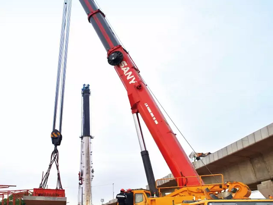 三一起重机参与岛上水上别墅及附属设施建设